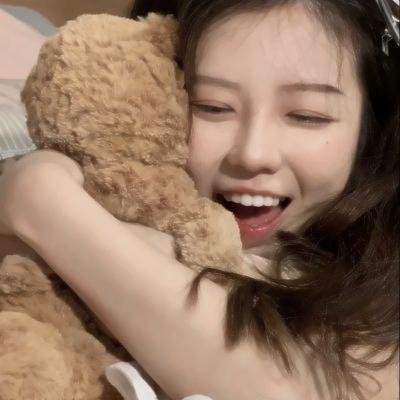 和红色中国人看电视